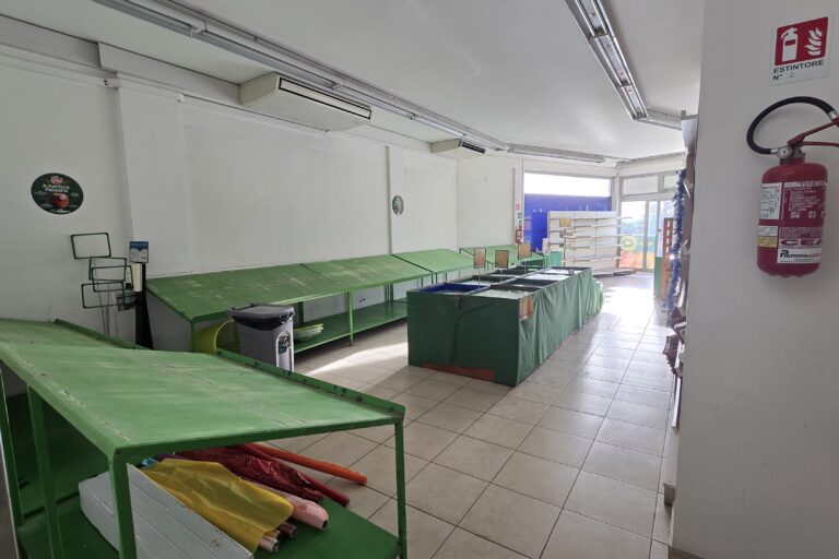 Nereto locale commerciale ottima visibilità - Immagine 6