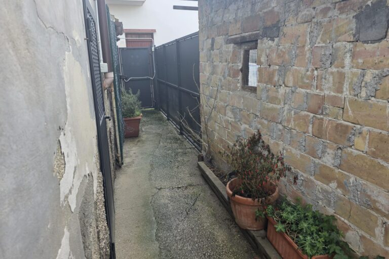 Casa affiancata con giardino - Immagine 8