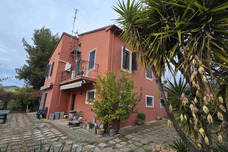 Casa singola immersa nel verde - Immagine 2