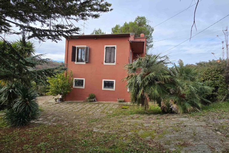 Casa singola immersa nel verde - Immagine 3