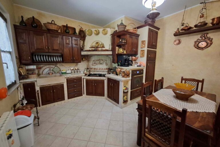 Casa con giardino e terreno - Immagine 3