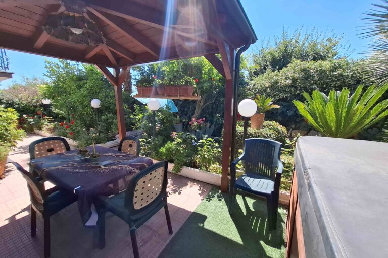 Casa con giardino e terreno - Immagine 9