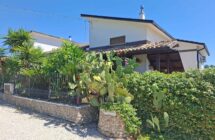 Casa con giardino e terreno - Immagine 1