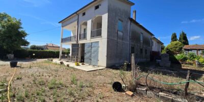 Fabbricato su 2 livelli con corte esterna