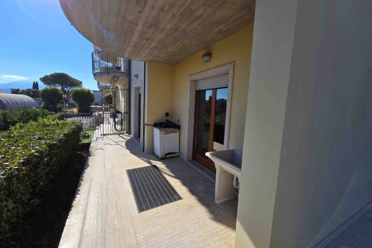 Appartamento con ingresso indipendente e giardino - Immagine 8
