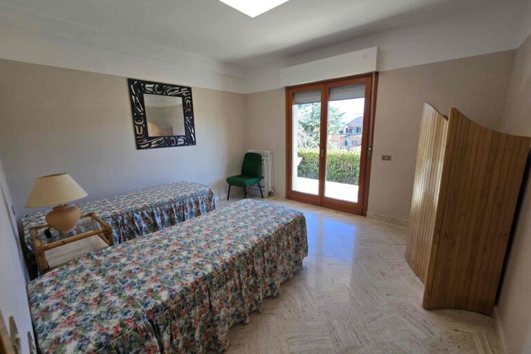 Appartamento con ingresso indipendente e giardino - Immagine 5