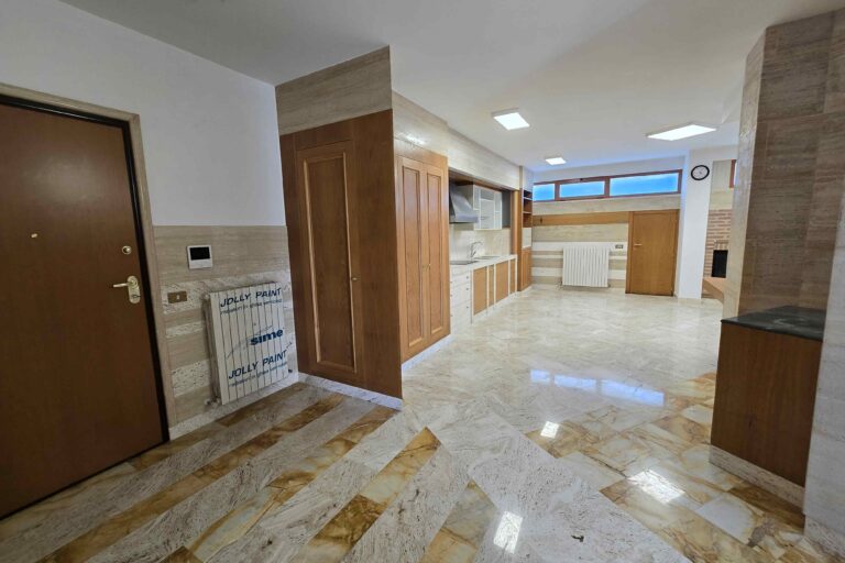 Appartamento con ingresso indipendente e giardino - Immagine 2