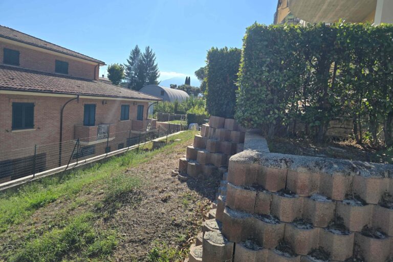 Appartamento con ingresso indipendente e giardino - Immagine 9